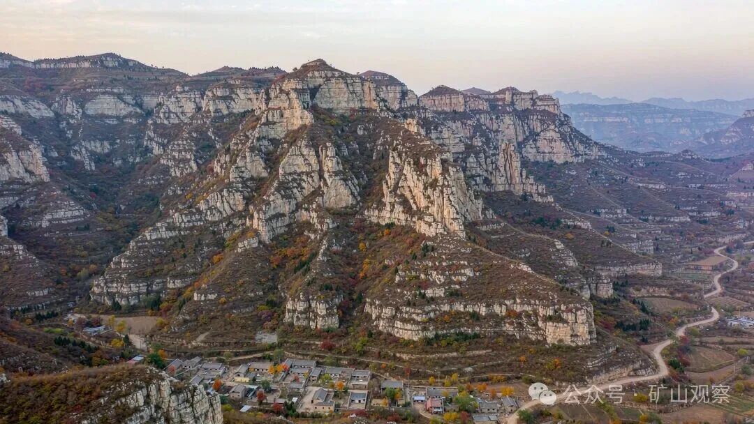 太行山区的石灰岩山地，裸露的灰白色岩层